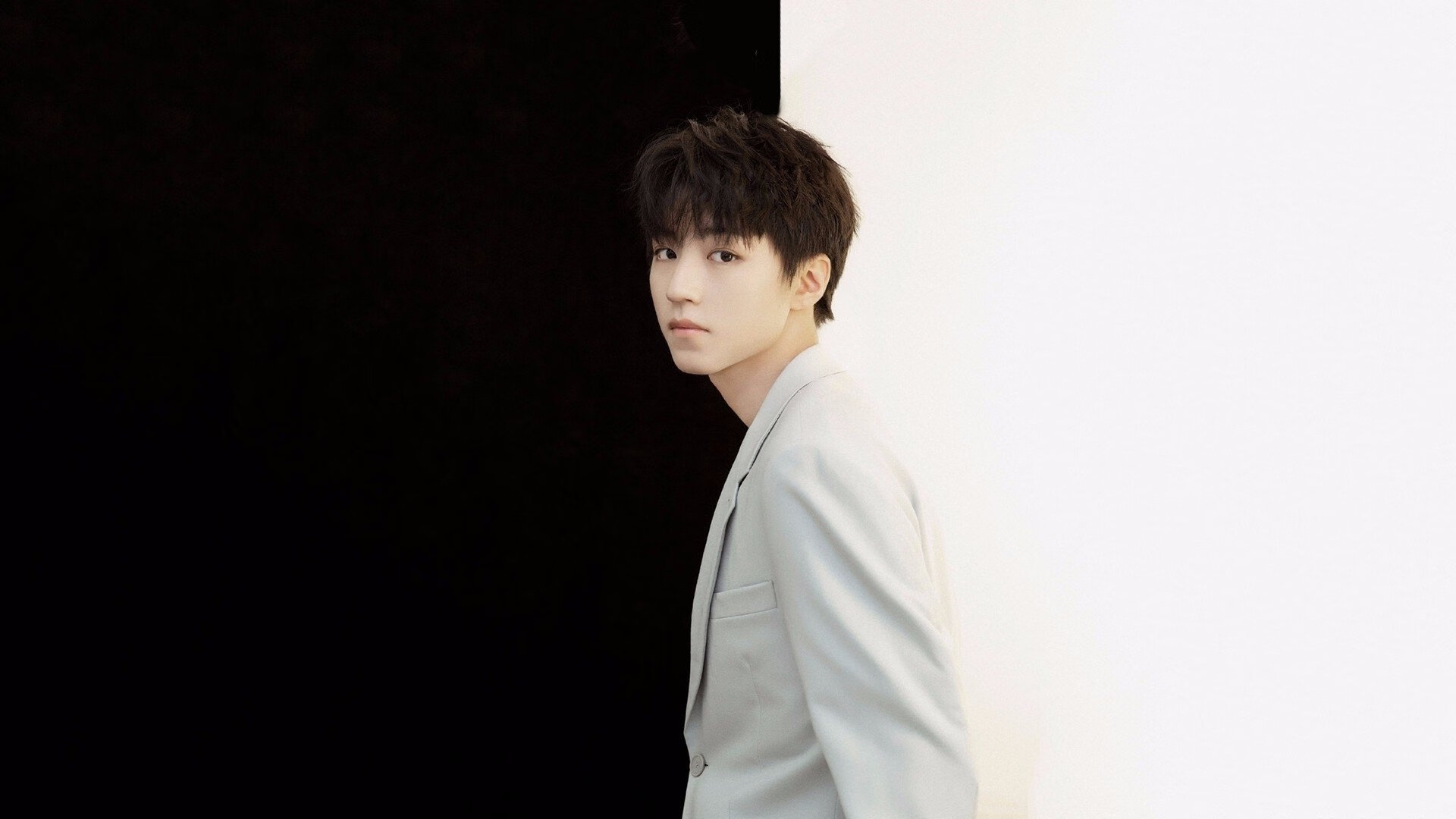 九游体育网站_湖畔水上皮划艇大赛，身心放松的极致体验，水上皮划艇的注意事项